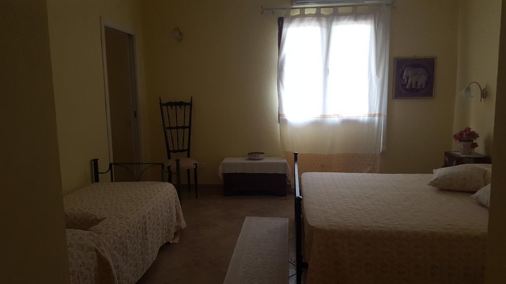 Villa Renzo E Lucia Sant Isidoro  Exteriör bild