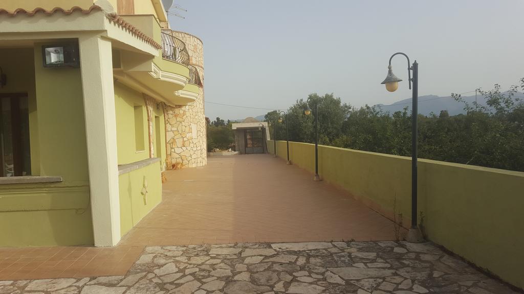 Villa Renzo E Lucia Sant Isidoro  Exteriör bild