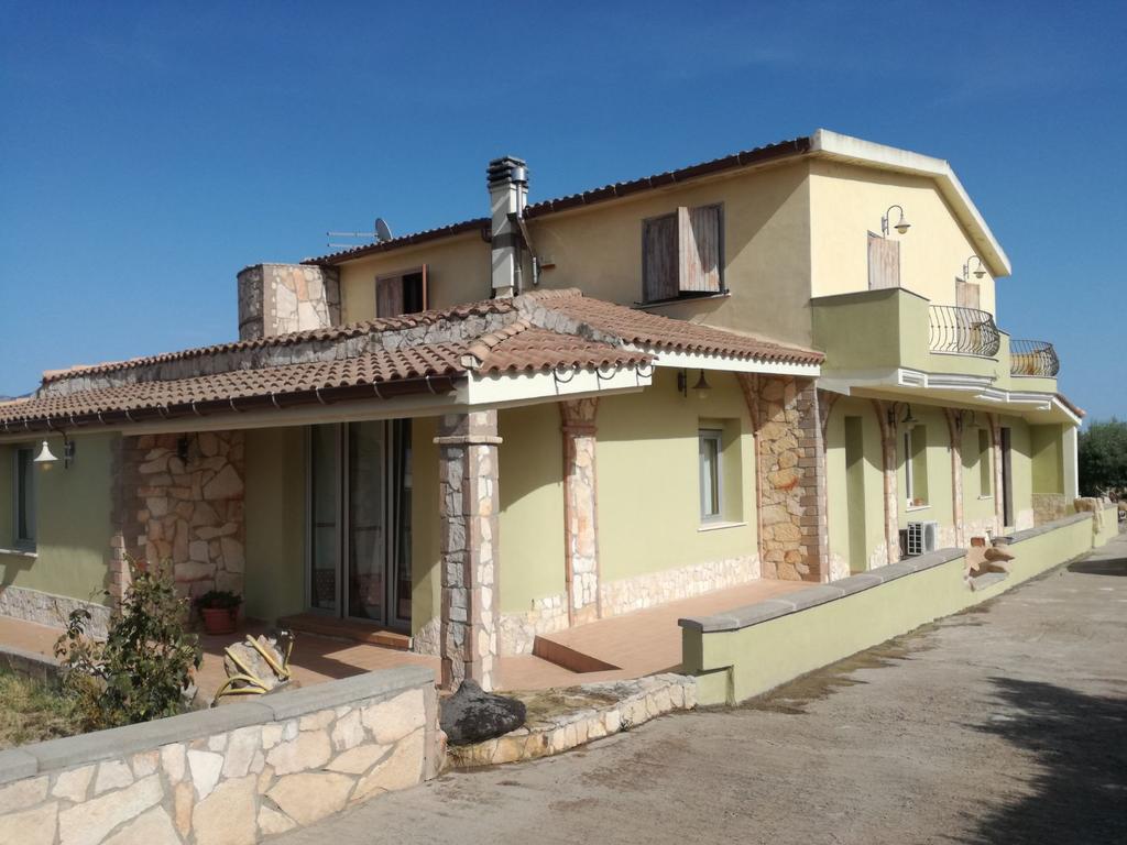 Villa Renzo E Lucia Sant Isidoro  Exteriör bild