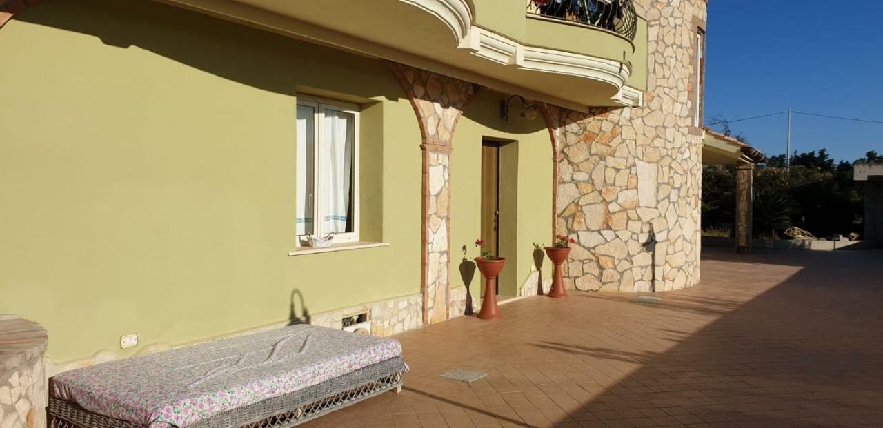 Villa Renzo E Lucia Sant Isidoro  Exteriör bild