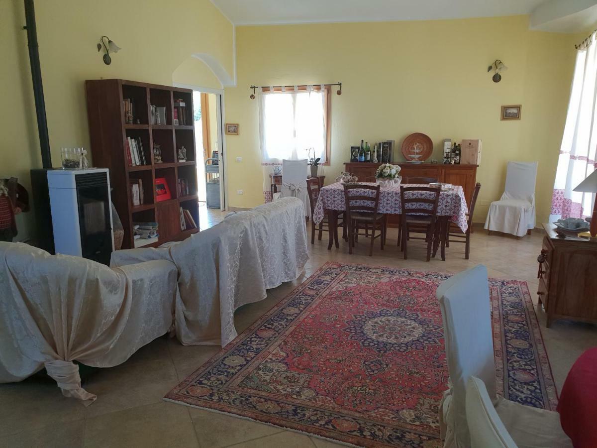 Villa Renzo E Lucia Sant Isidoro  Exteriör bild