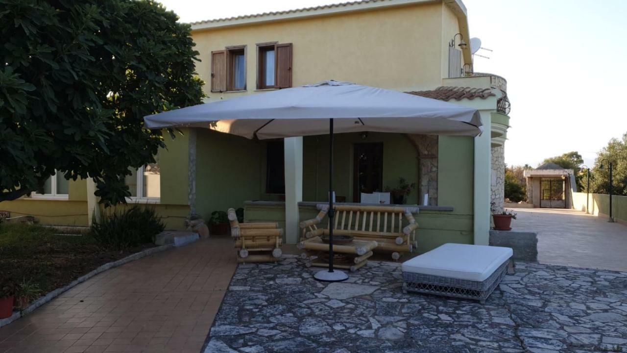 Villa Renzo E Lucia Sant Isidoro  Exteriör bild